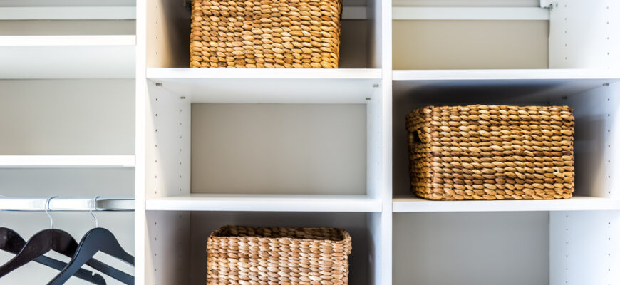 Closeup,Of,Woven,Straw,Baskets,In,Modern,Minimalist,White,Closet