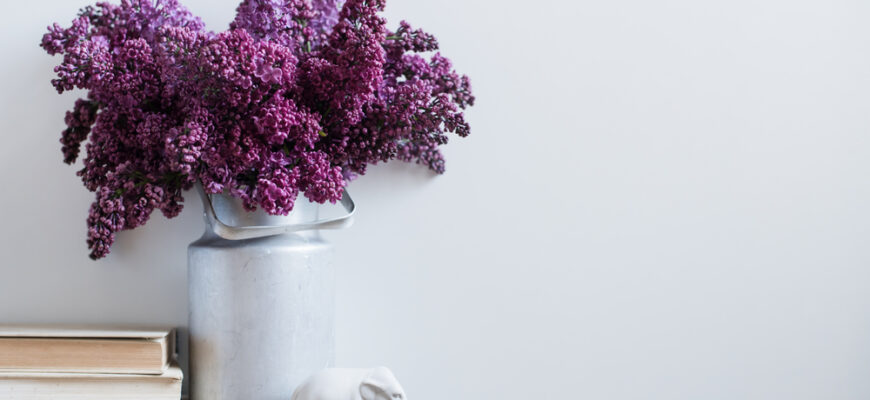 Home,Interior,Decor,,Bouquet,Of,Lilacs,In,A,Vase,And