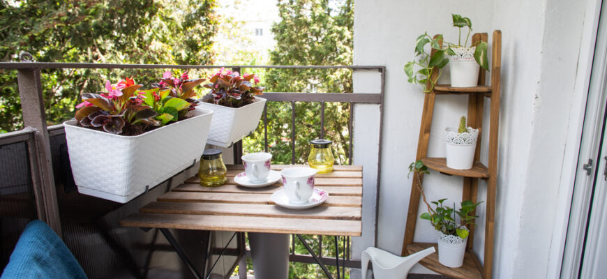 Bright,Small,Apartment,Terrace,In,Summer,With,Flowers,And,Coffee