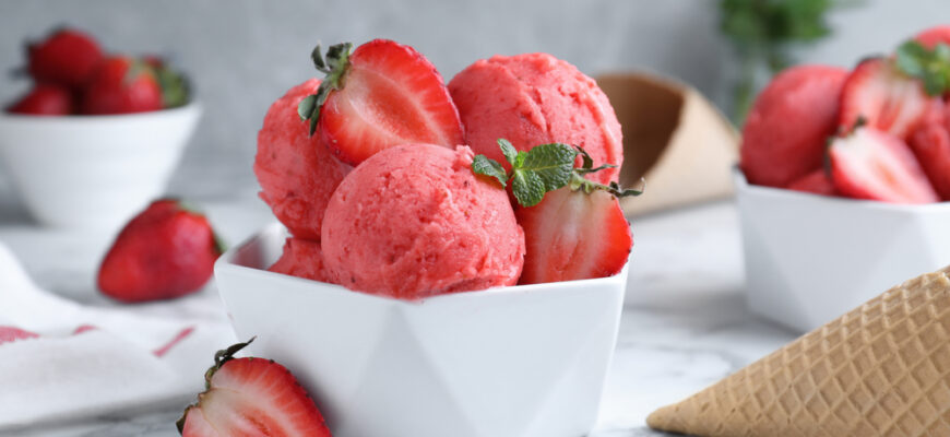 Yummy,Strawberry,Ice,Cream,On,White,Marble,Table