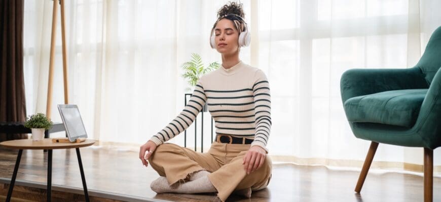 One,Woman,Adult,Caucasian,Female,Millennial,Using,Headphones,For,Online